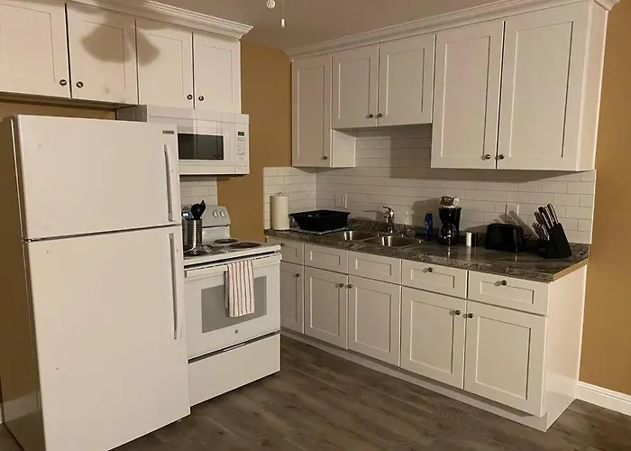 #2 Bedroom Cozy Suite, 1 Min Walk To The # Apartment *
