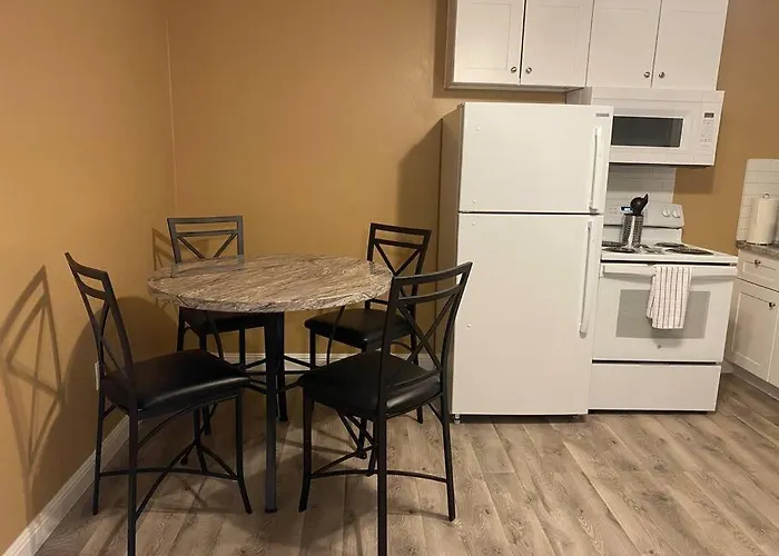 Apartment #2 Bedroom Cozy Suite, 1 Min Walk To The #