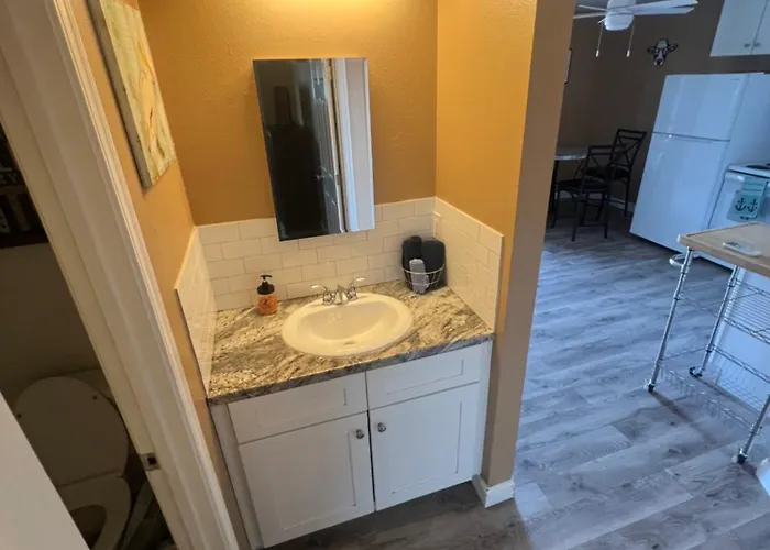 #2 Bedroom Cozy Suite, 1 Min Walk To The # Apartment