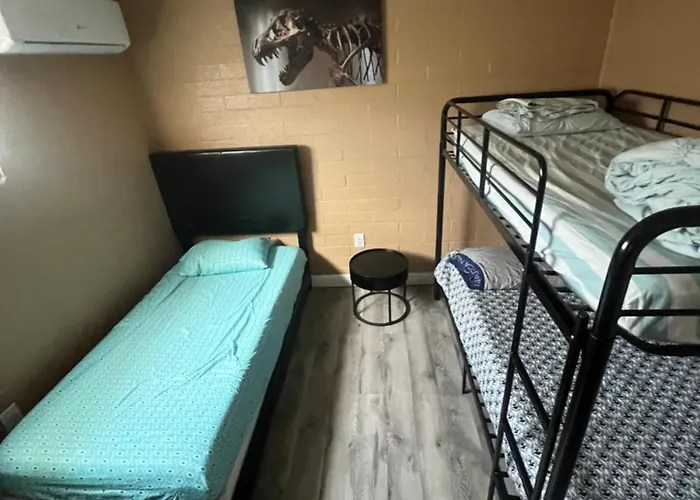 #2 Bedroom Cozy Suite, 1 Min Walk To The # Bullhead City