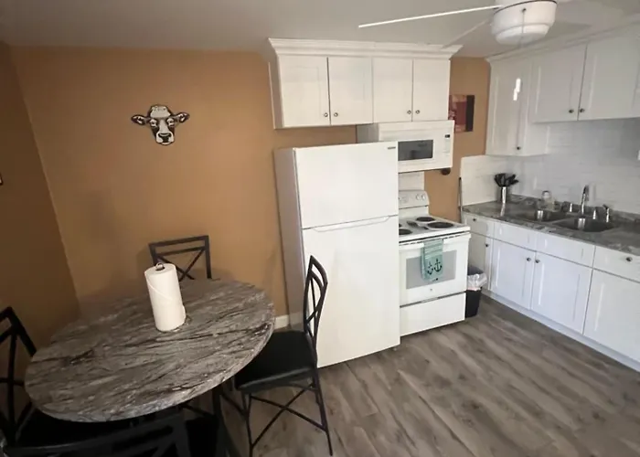 #2 Bedroom Cozy Suite, 1 Min Walk To The # * Bullhead City