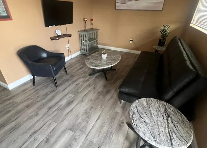 Apartment #2 Bedroom Cozy Suite, 1 Min Walk To The #