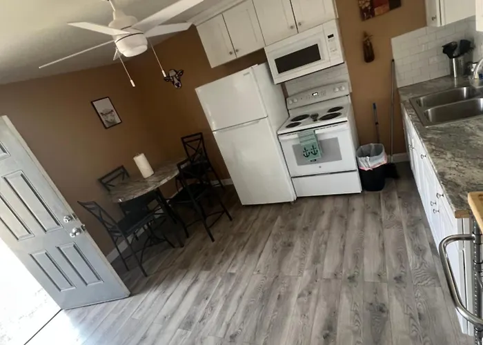 #2 Bedroom Cozy Suite, 1 Min Walk To The #