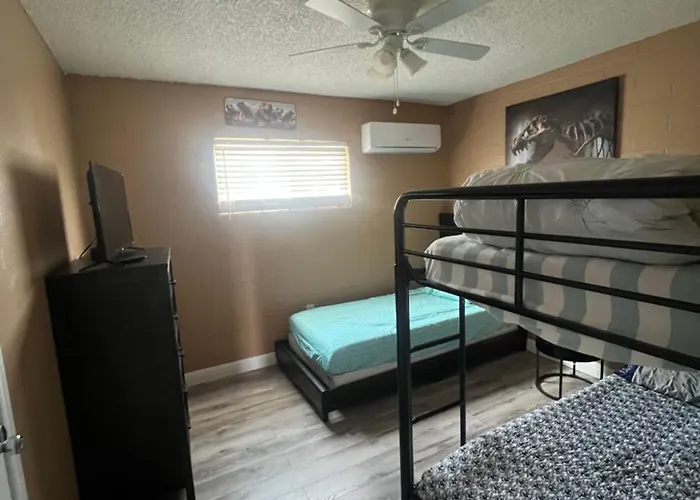 #2 Bedroom Cozy Suite, 1 Min Walk To The # Apartment *