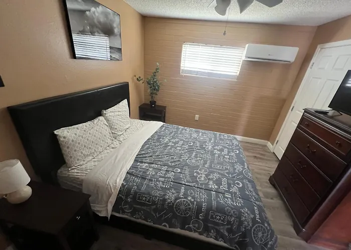 Apartment #2 Bedroom Cozy Suite, 1 Min Walk To The # Bullhead City